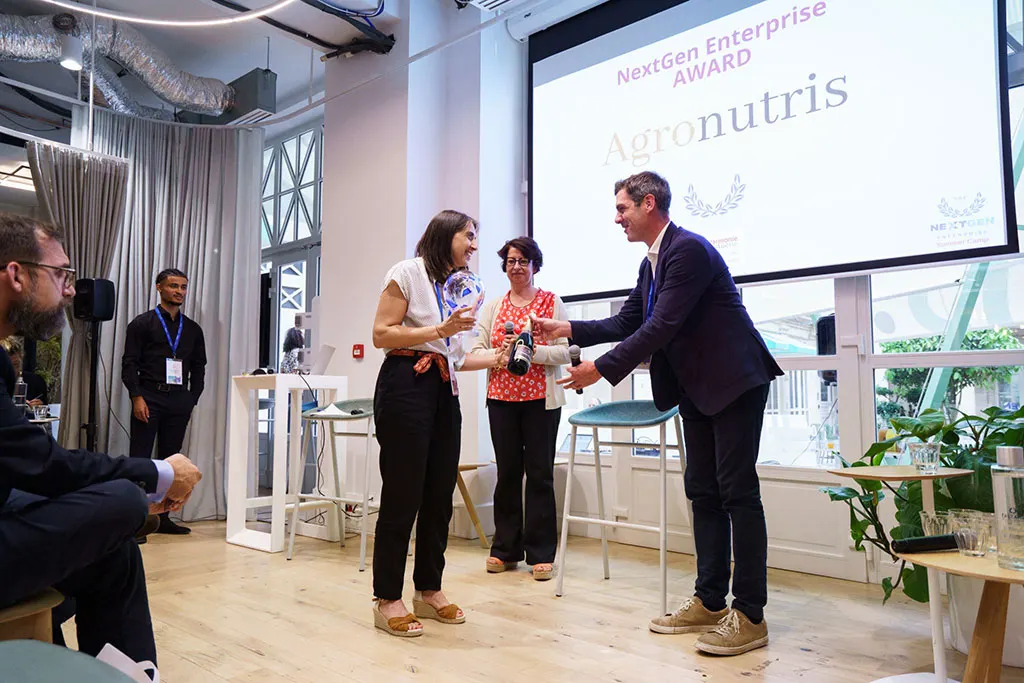 Agronutris reçoit son NextGen Enterprise Award au Summer Camp 2022, devant l'écran de la remise des prix